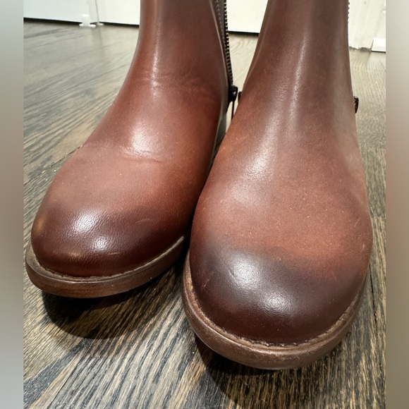 FRYE | Leather Carly Chelsea Boot (8) - Picture 9 of 12